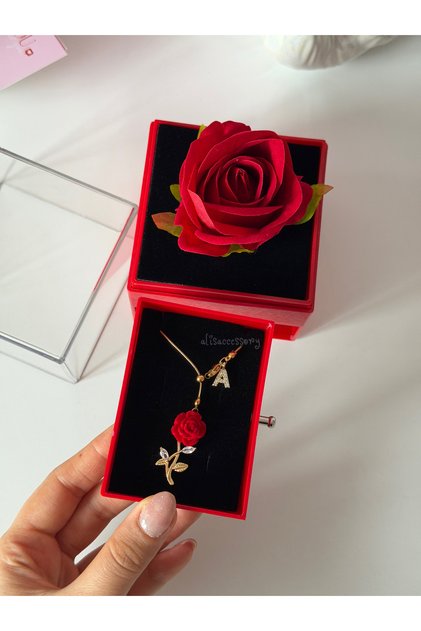 Özel güllü kutuda harfli gül kolye