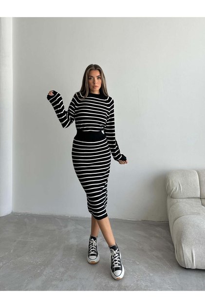 طقم تريكو مع تنورة مخططة باللون الأسود