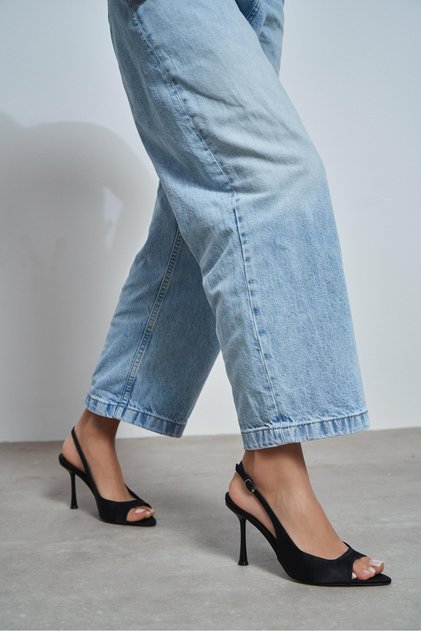 Pantofi de damă Maia din satin negru, cu vârf ascuțit, deschiși în față și cu toc subțire