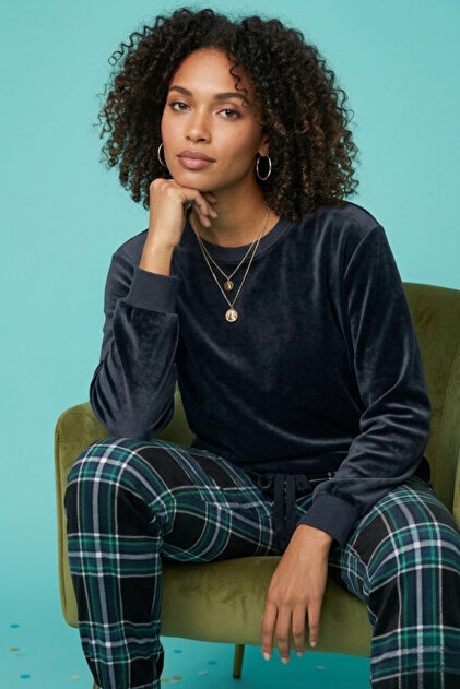 Kadın Kışlık Flanel Pijama Takımı – Üst Flanel, Alt Ekose, Uzun Kollu, Pembe / Lacivert