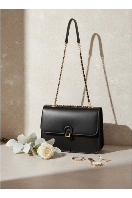 Black Women’s Luxury Flap Shoulder Bag with Chain Strap and Magnetic Closure