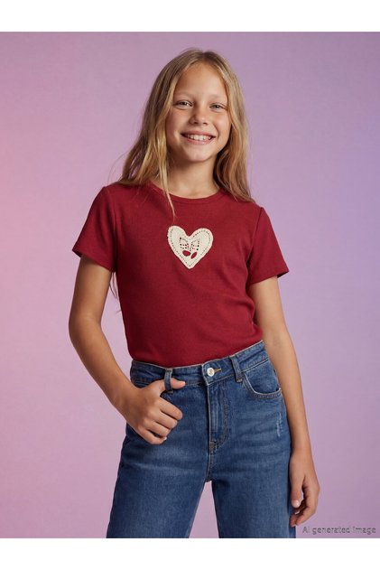 Tricou pentru fete cu decolteu rotund la baza gâtului și broderie cu inimă