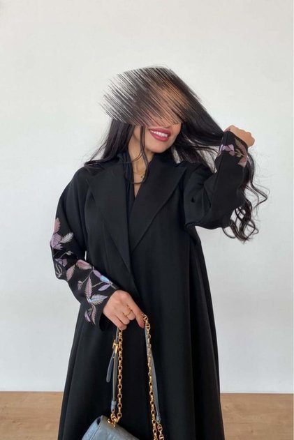 عباية نسائية سوداء كريب بتطريز كمبيوتر على الكم