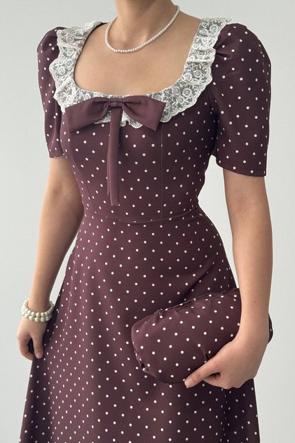 Rochie premium cu buline, cu guler pătrat și detaliu din dantelă