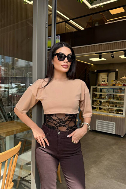 بدلة نسائية عصرية قصيرة مزينة بالدانتيل