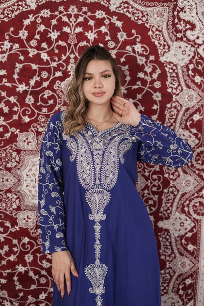 جلابية مطرزة فاخرة بتصميم ملكي ولمسة عصرية