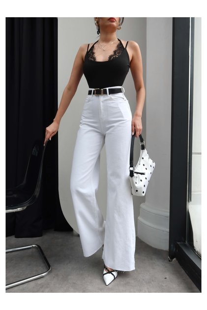 Hochtaillierte Jeans mit weitem Bein und Gürtel