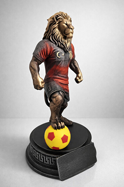 AF SANART SARI-KIRMIZI futbolcu ayakta aslan maskot, biblo, figür