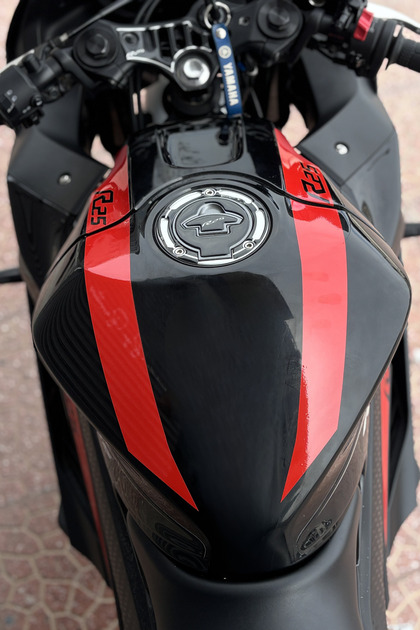 Yamaha R25 için Depo Üstü Kordon Sticker Seti (Sağ ve Sol) (2019-2020-2021-2022-2023-2024)