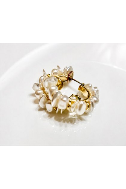 Cercei aurii hoops cu perle baroc – eleganți, feminini, statement