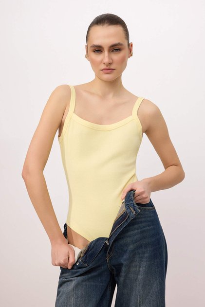 Sarı Vücuda Oturan Havuz Yaka İnce Askılı Kolsuz Uzun Fitilli Esnek Örme Body TWOSS25BD00029
