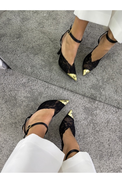 Pantofi de damă cu toc, cu detalii din dantelă neagră și accesorii aurii la vârf
