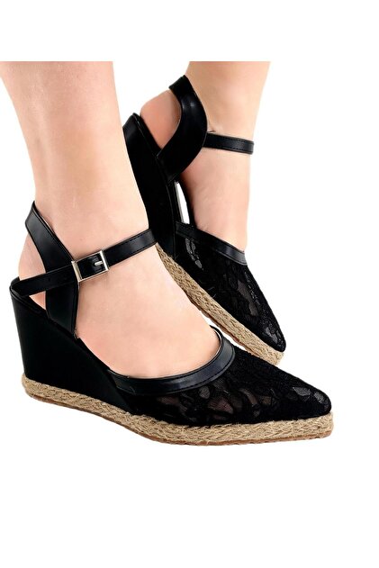 The New Season's Must-Have Item: Women's Shoes with Pointed Toes and Wedge Heels