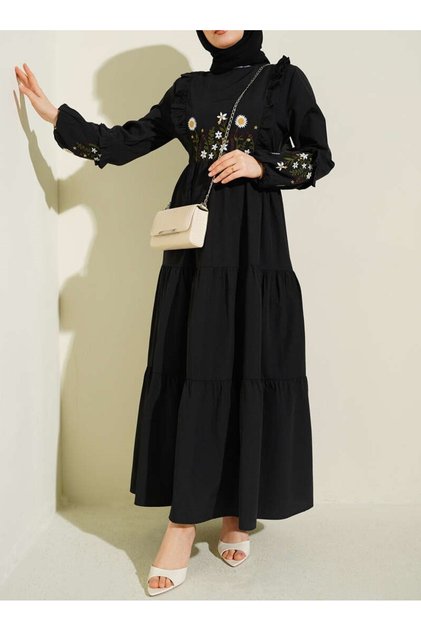 Rochie din poplin brodată cu volane la guler