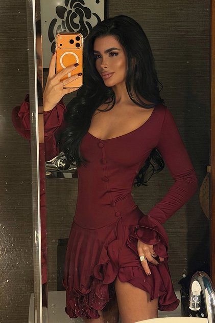 Rochie mini cu decolteu în V și volane, cu detaliu nasturi Taliah, culoare burgundy ATE-4042
