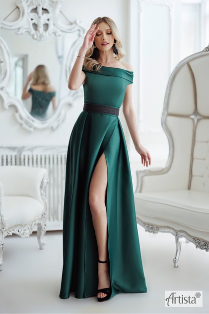 Rochie eleganta lunga pe umeri crapata pe picior si cu cordon strasuri