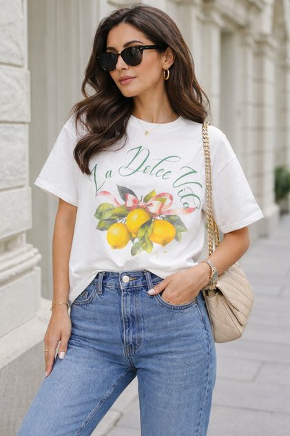 تي شيرت أبيض كبير الحجم مطبوع عليه La Dolce Vita