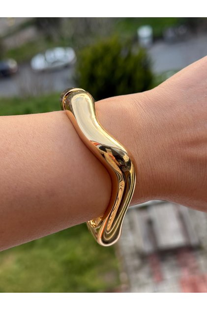 Steel Design Handcuff Bracelet Does Not Tarnish.