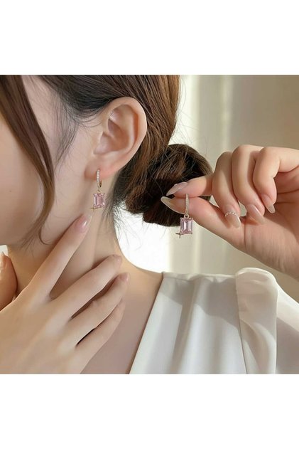 أقراط من الفولاذ المطلي بالذهب مع تفاصيل على شكل نجمة من حجر الباغيت الأخضر الزمردي