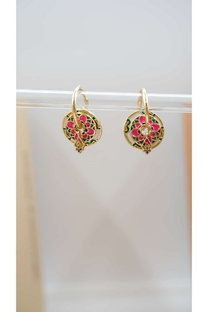 Renklı Charm Detay Sallantılı Küpe