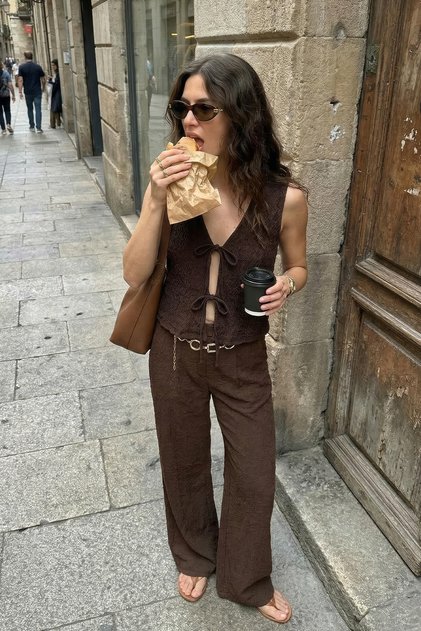 Önü Bağlamalı V Yaka Dokulu Bluz Kahverengi