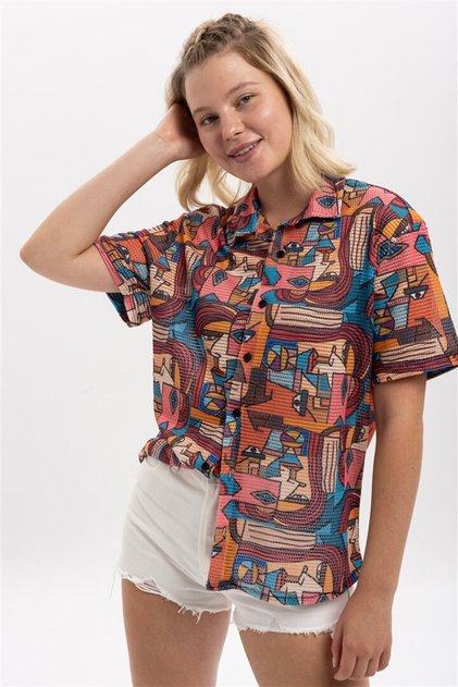Kadın Picasso Desenli %100 Polyester Örme Kısa Kollu Gömlek