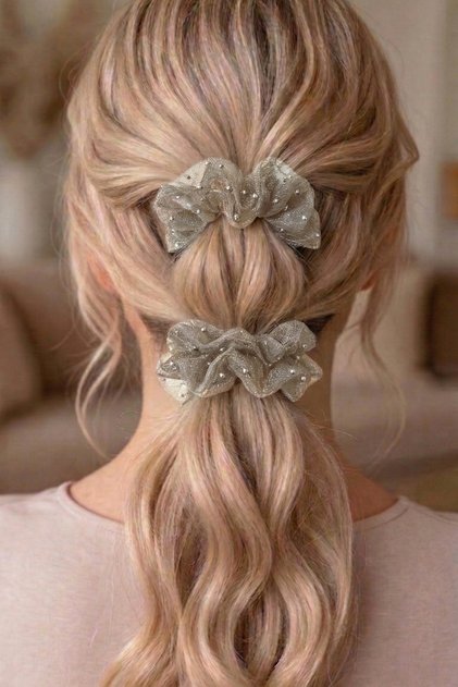 2 Pieces of Stone-Encutured Tulle Rubber Clips