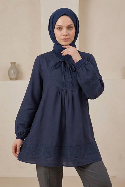 Tesettür Yakası Bağlamalı Kolu Lastikli Garnili Tunik - Lacivert - Laci