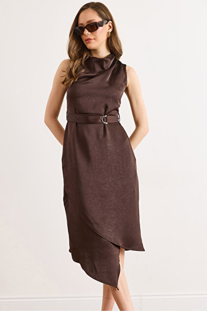 Rochie de damă maro din satin jacquard, cu centură, decolteu în V, cu două rânduri de nasturi ELB-19002640
