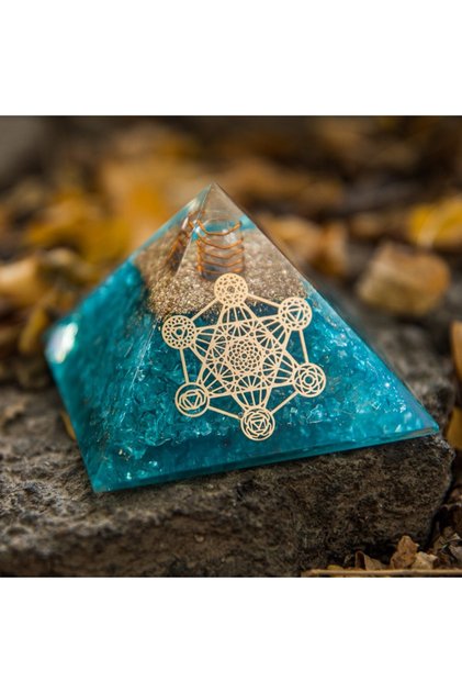 Piramidă de orgonit Aqua Stone cu cristale de acvamarin, spirală vibrațională de cuarț și cupru, Metatron