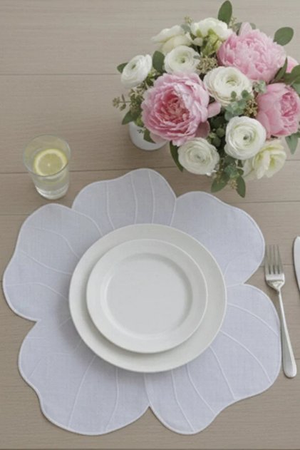 6 Pieces of Daisy Embroidered Linen American Service Set & Soup Bowl