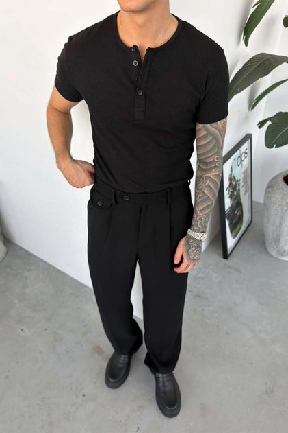Tricou negru, de bază, cu nasturi, cu guler, croială relaxată, cu mânecă scurtă