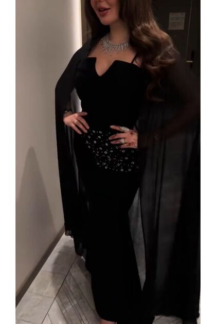 فستان أسود فاخر يمنح إطلالة كلاسيكية راقية.