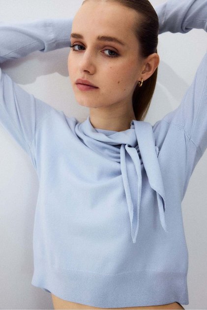 Scarf-collar jumper