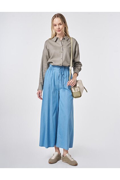 بنطلون بخصر مطاطي وأربطة باللون الأزرق