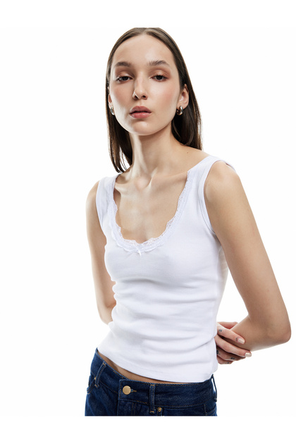 Dantel Detaylı Fiyonklu U Yaka Kolsuz Slim Fit Bluz