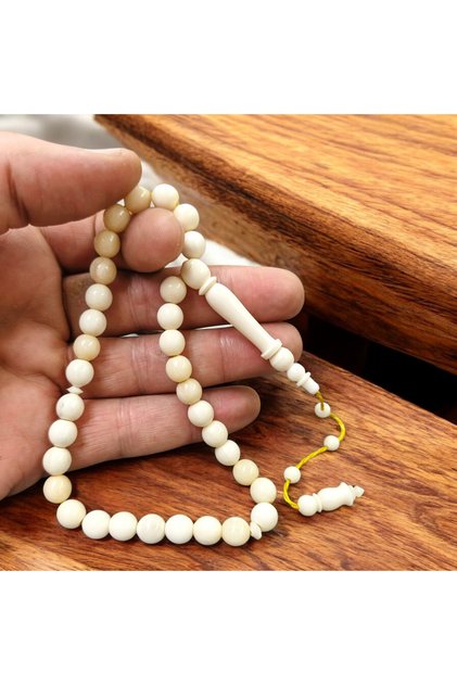 سبحة من حجر عظم الجمل، بلون طبيعي، منتج طبيعي، بنظام قطع كروي، مزينة بشرابات