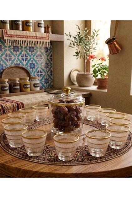 طقم قهوة عربية زجاجي من 12 قطعة مع وعاء للتمر.