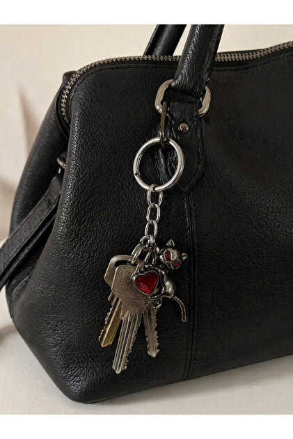 Gothic Cat Figured Metal Keychain with Red Heart Detail