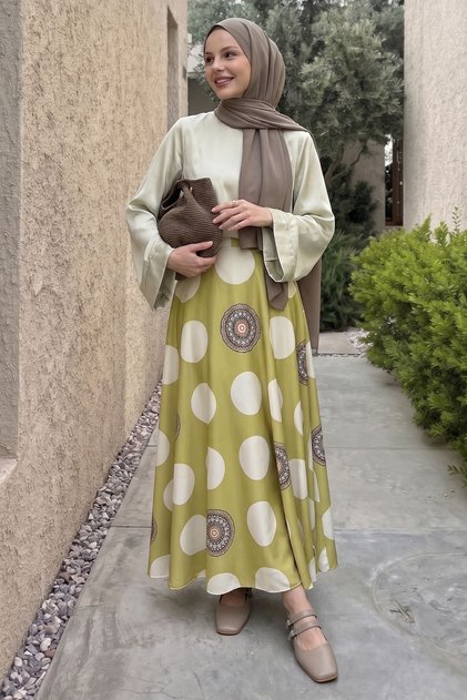 تنورة كبيرة من الشيفون والساتان بنمط منقط باللون الأخضر الفستقي