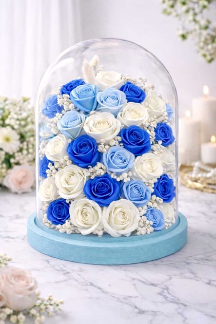 Aranjament floral elegant în cupolă de sticlă, realizat manual, perfect pentru cadou sau decor.