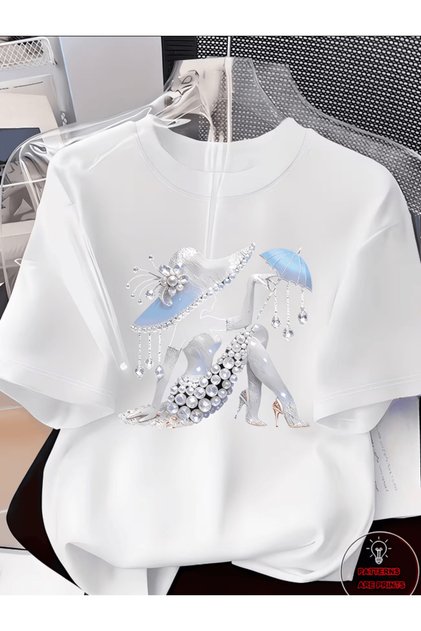 Elegant Pearl Woman Holding a Blue Umbrella in Her Hand Printed Premium Oversize T-Shirt