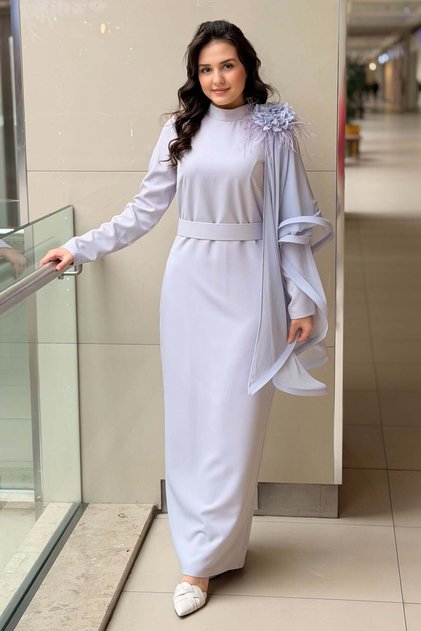 فستان سهرة بتفاصيل من التول