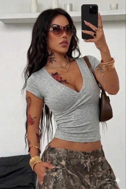 Gri V Yaka Kruvaze Detaylı Kısa Kollu Slim Fit Crop Tişört