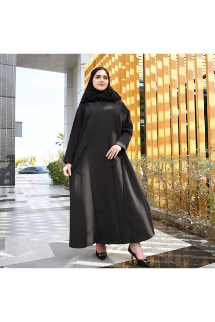عبايه سوداء بتصميم رسمي بقطعة جانبية تغلق بأزرار مخفية