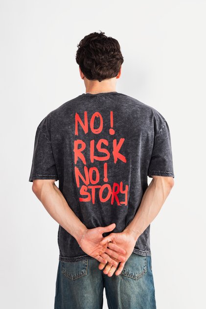 تيشيرت أسود كبير الحجم مطبوع عليه عبارة "No Risk No Story" قابل للغسل للجنسين