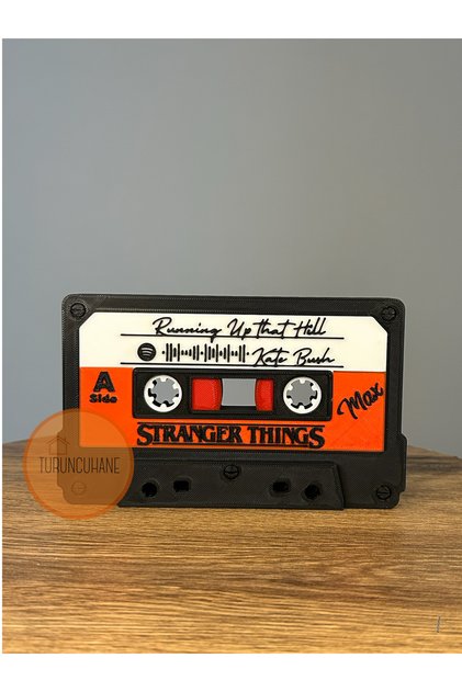 Stranger Things Retro Kaset Figürü – 3D Baskı Dekoratif Obje | Running Up That Hill 20 Cm