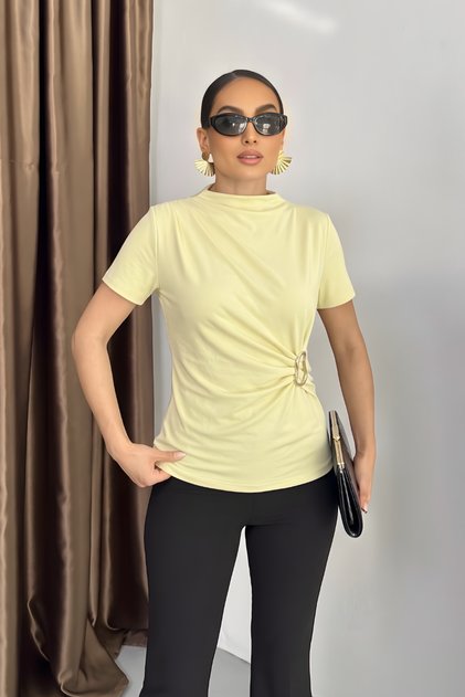Kadın T-Shirt Kısa Kollu Gold Toka Detaylı Büzgülü Drapeli Dik Yaka Sandy Likralı Şık Bluz