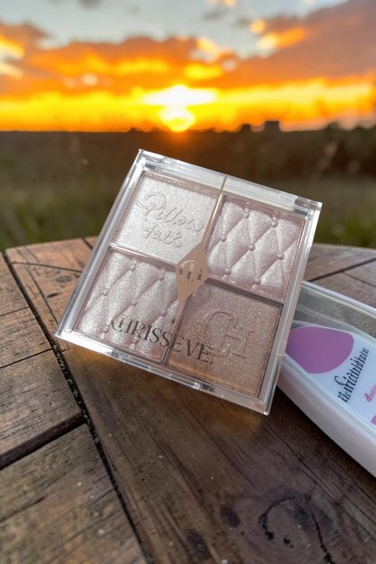Chrisseven 4 Color Highlighter Face Palette Illuminating Palette