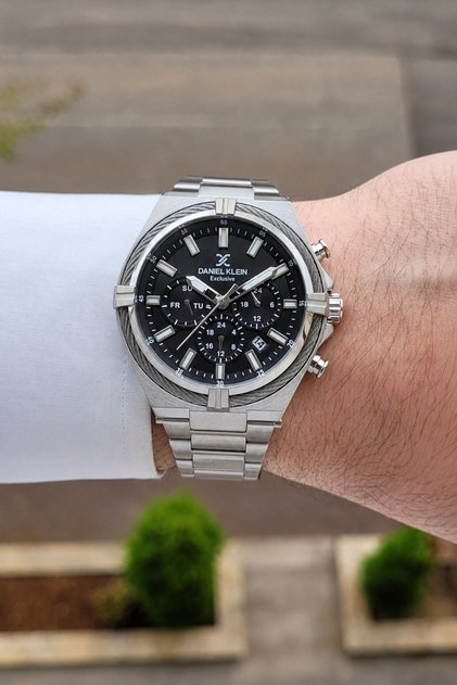 Black Dial, Metallic Color Strap, 44 Mm, 2 Year Warranty, Indicators, Active Men's Wristwatch